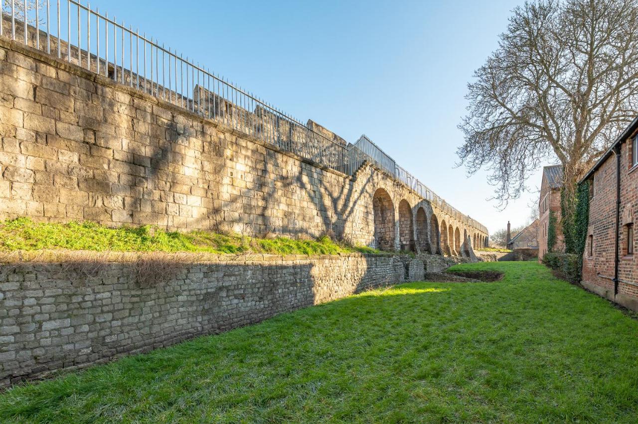Roman Walls View York Exterior photo